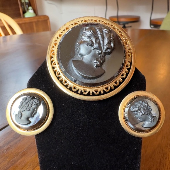Vintage Hematite Cameo Intaglio Brooch And Clip On Earrings Set W German Style - Picture 5 of 13
